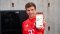 Na slici je Thomas Müller sa pametnim telefonom u ruci kao simbolom maksimalne učinkovitosti Viessmann dizalica topline