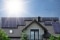 Na slici su kolektori na stambenoj zgradi kao simbol kombinacije toplinske crpke i solarne instalacije