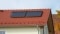 Na slici je crveni krov na koji su pričvršćeni solarni kolektori.