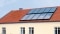 Slika prikazuje solarne kolektore na krovu koji podržavaju grijanje.